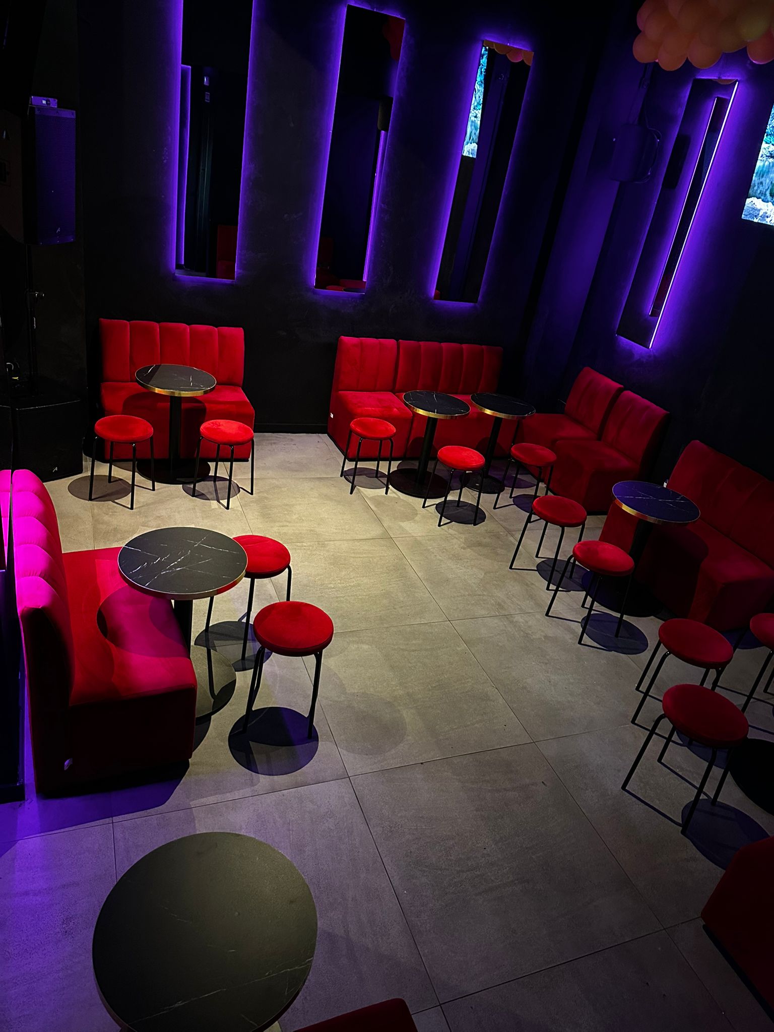 1. Interior y ambiente de La Divina, discoteca colombiana en Madrid