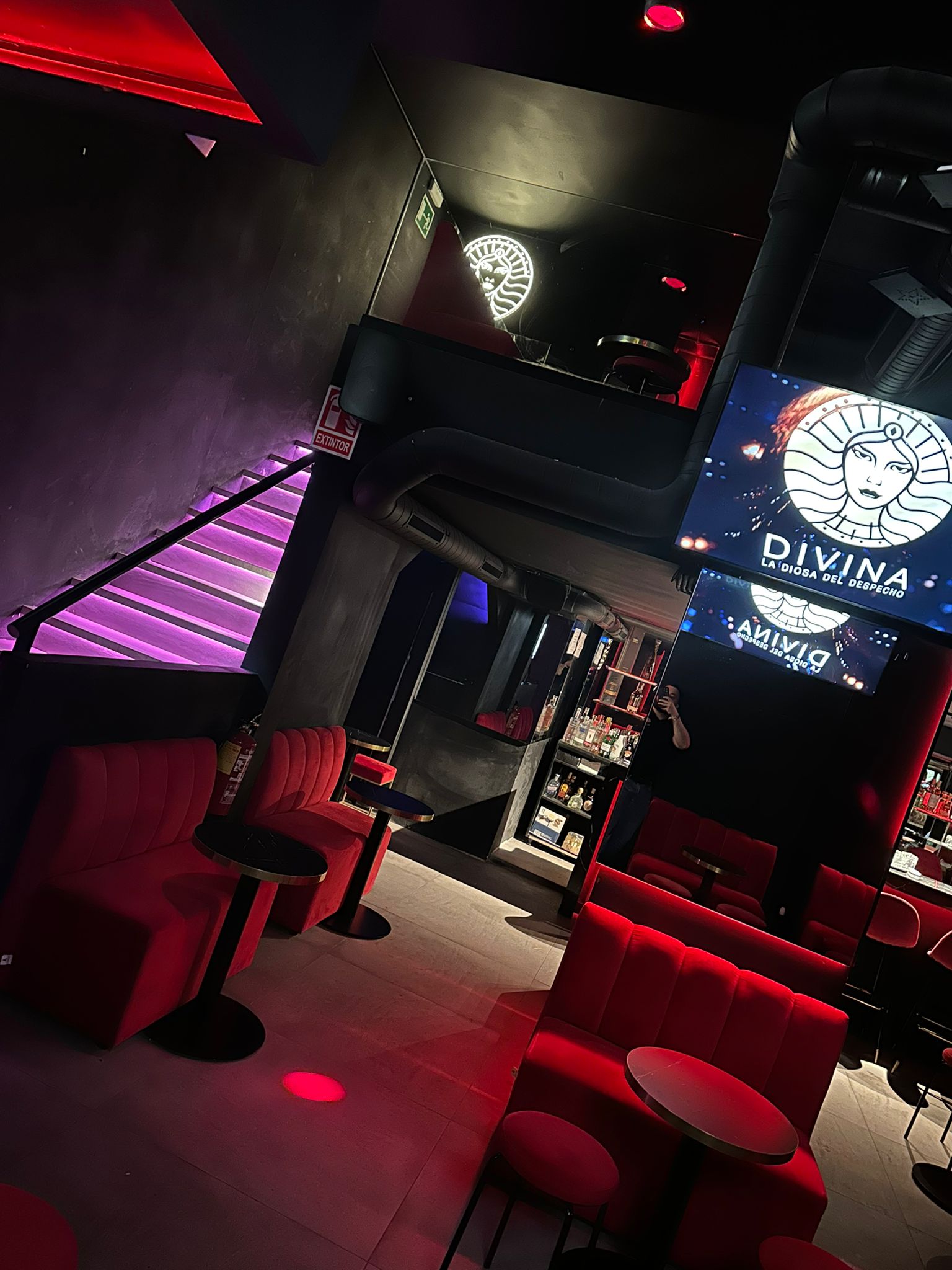 5. Interior y ambiente de La Divina, discoteca colombiana en Madrid