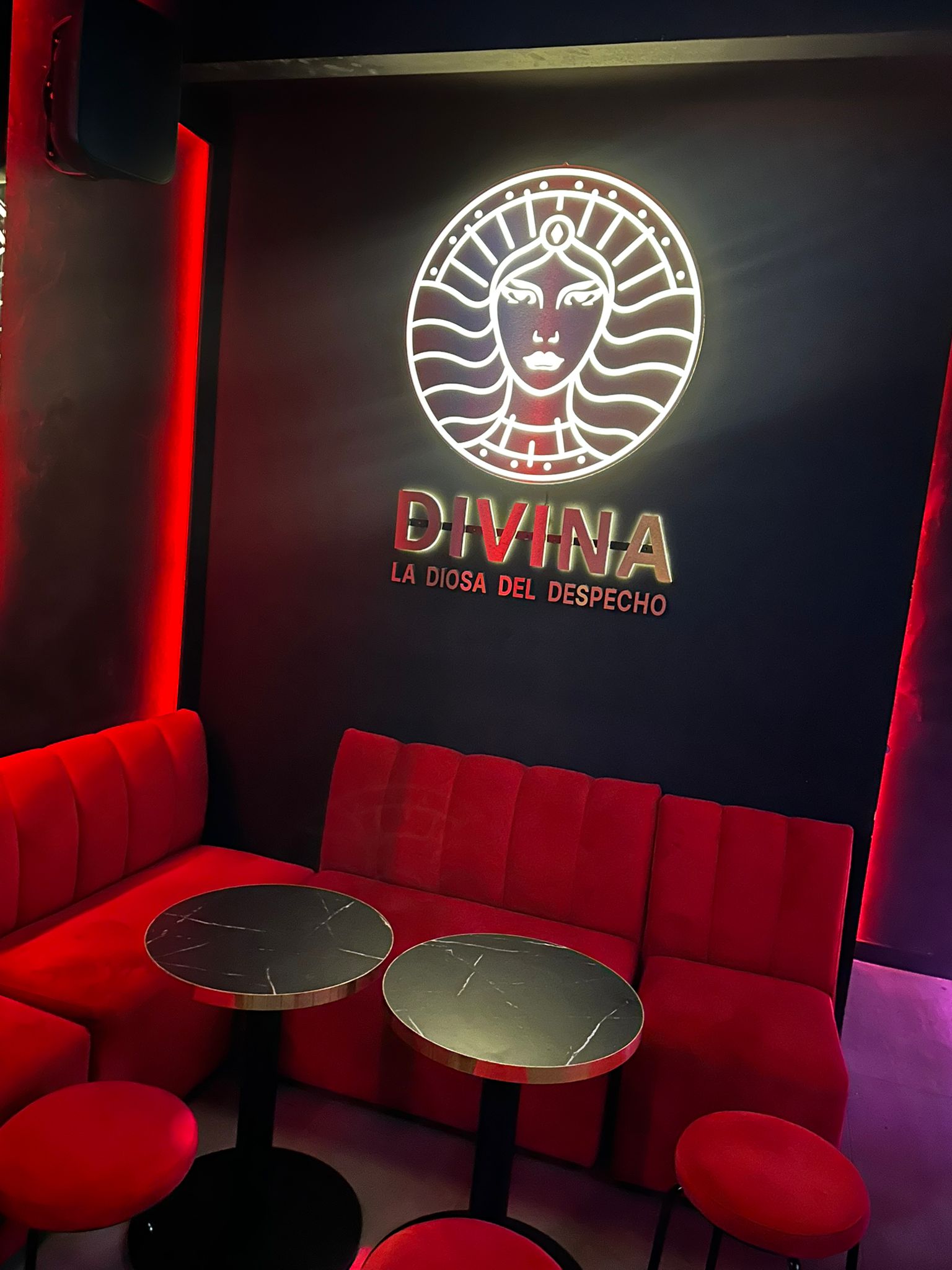 Interior de La Divina, discoteca colombiana en Madrid
